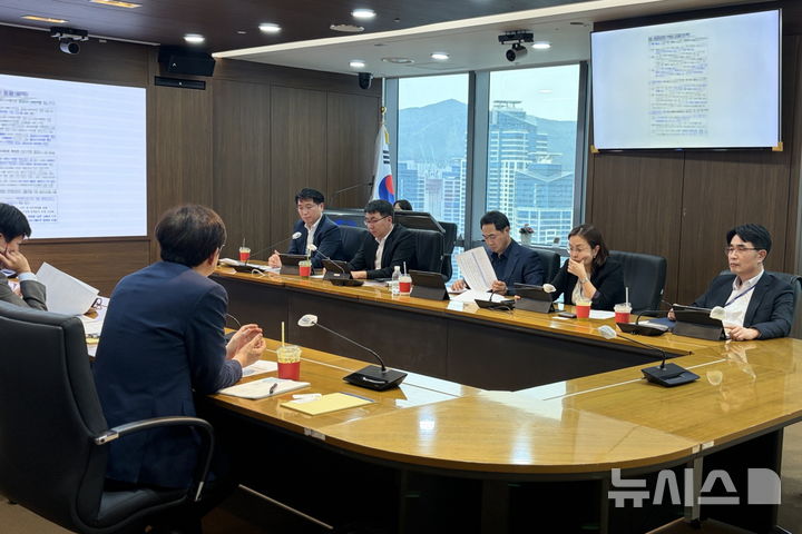 [세종=뉴시스]남부발전이 29일 부산 본사에서 ‘자원 경쟁력 강화위원회’를 열고, 외부 전문가 및 경영진과 함께 연료원별 경쟁력 제고 방안 및 연료 분야 환경사회투명경영(ESG) 실천 방안 등을 모색했다.(사진=남부발전 제공)