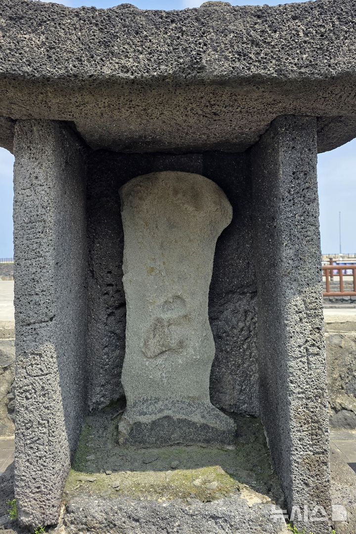 [제주=뉴시스] 임재영 기자 = 제주시 화북포구에 세워진 조선시대 김정 목사의 비석. 지난 26일 현장에서 확인했을 때는 비문을 알아볼 수 없을 정도로 사라졌다. 2026.04.30. ijy788@newsis.com