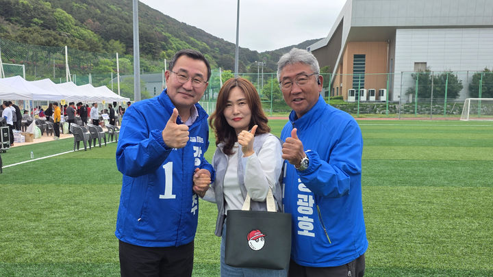 [통영=뉴시스] 신정철 기자= 6·3전국동시지방선거 경남 통영시장 선거에 출마를 선언한 더불어민주당 강석주 전 통영시장이 30일 통영시 무전동 선거캠프에서 진행한 '뉴시스'와의 인터뷰에서 "'유능한 행정가'의 리더십으로 통영의 위기를 기회로 바꾸겠다"고 말했다.사진은 강석주 후보(사진, 왼쪽)가 정광호 통영시의원(사진, 오른쪽)과의 사진 촬영 모습.(사진=강석주후보선대본 제공). 2026.04.30. photo@newsis.com *재판매 및 DB 금지