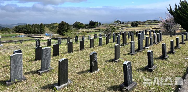 [제주=뉴시스] 임재영 기자 = 지난 27일 제주시 어승생공설묘지 모습이다. 이장을 하고 나서 묘비들을 한 곳에 모았다. 하지만 일반 묘비들은 대부분 이장하는 과정에서 묻히거나 사라지는 실정이다. 2026.04.30. ijy788@newsis.com 