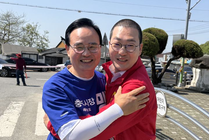 거리에서 조우한 맹정섭 이동석 충주시장 후보 *재판매 및 DB 금지