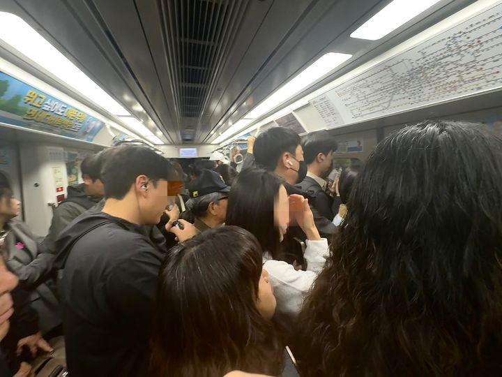 [사진=윤혜림 인턴기자] 출근길 김포골드라인 열차 내부 모습 *재판매 및 DB 금지