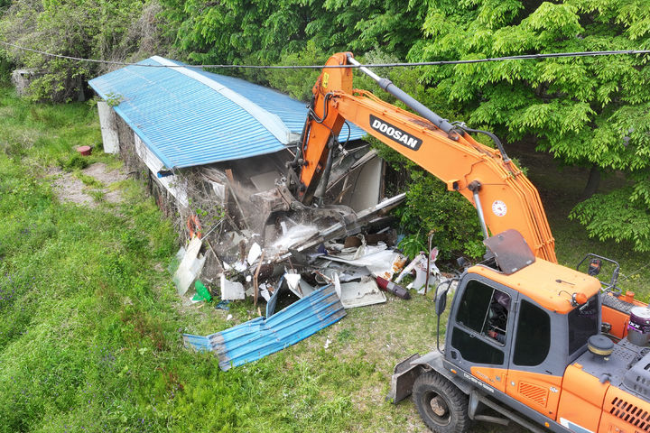 [광주=뉴시스] 광주 광산구 산월동 영산강 둔치 일대에서 광산구와 영산강유역환경청이 불법 조립식 건축물에 대해 행정대집행을 하고 있다. (사진 = 광주 광산구 제공) 2026.04.30. photo@newsis.com *재판매 및 DB 금지