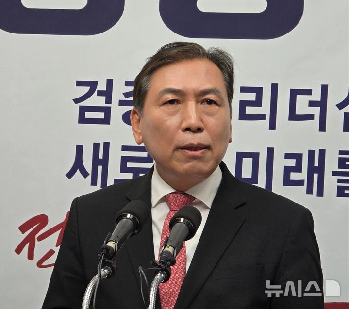 [전주=뉴시스] 국민의힘 양정무 예비후보가 30일 전북자치도의회에서 제9회 전국동시지방선거 전북특별자치도지사 출마를 공식 선언하고 있다. 2026.04.30 *재판매 및 DB 금지