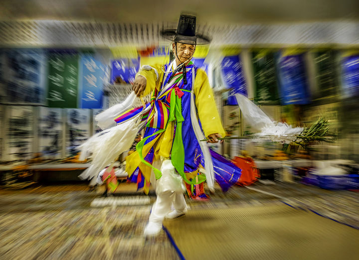 [제주=뉴시스] 제주도사진대전 대상작 김두철 '신명'. (사진=한국사진작가협회 제주특별자치도지회 제공) 2025.04.30. photo@newsis.com *재판매 및 DB 금지