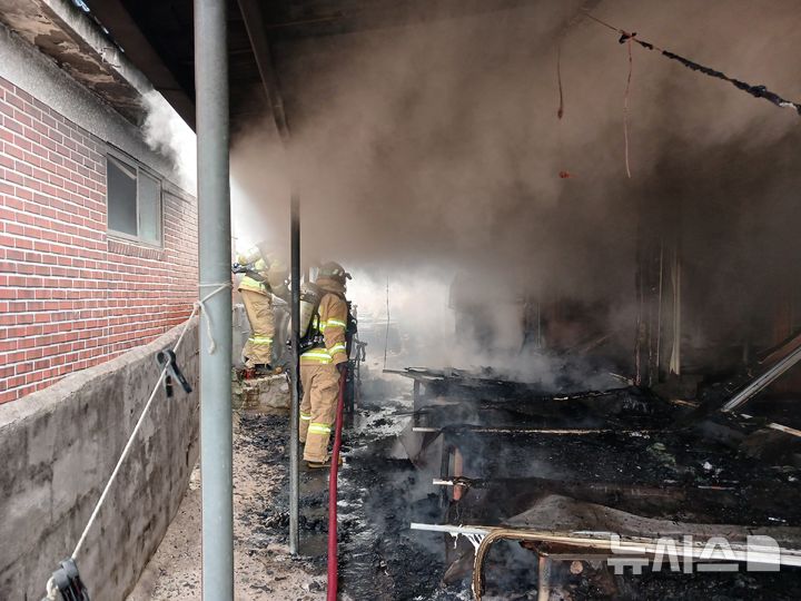 [장흥=뉴시스] 30일 오후 2시9분께 전남 장흥군 한 주택에서 불이 나 소방 당국이 진화 작업 중이다. (사진 = 전남소방본부 제공) 2026.04.30. photo@newsis.com