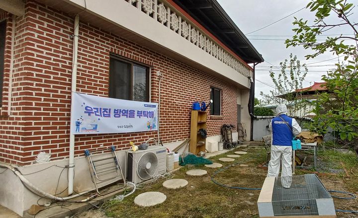 [창녕=뉴시스] 취약 가정에 방역을 진행하고 있다. (사진= 창녕군 제공) 2026.04.30. photo@newsis.com *재판매 및 DB 금지