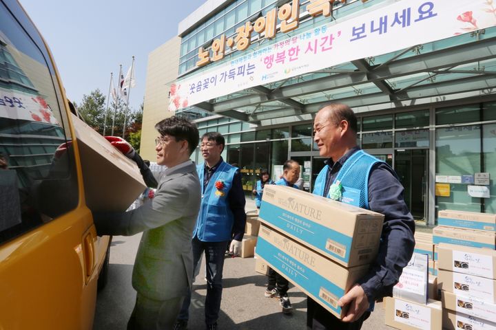 [당진=뉴시스] 현대제철 당진제철소 관계자가 30일 당진종합복지타운에서 가정의 달을 앞두고 당진지역 복지시설에 건넬 선물 상자를 차에 실고 있다. (사진=현대제철 당진제철소 제공) 2026.04.30. photo@newsis.com *재판매 및 DB 금지