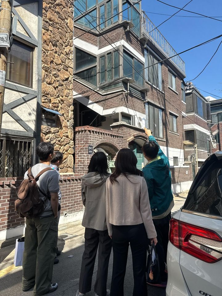 [서울=뉴시스] 24일 금정구청 도시관리과 관계자들이 공중케이블 정비 우수사례를 벤치마킹하기 위해 강북구를 방문했다. (사진=강북구 제공) 2026.04.30. *재판매 및 DB 금지