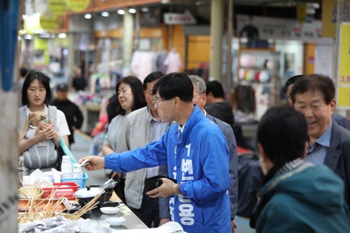 [거제=뉴시스] 신정철 기자= 더불어민주당 변광용 거제시장 후보가 30일, 거제시청 브리핑룸에서 공식 출마 기자회견을 마치고 첫 일정으로 고현 재래시장을 방문했다.(사잔=변광용후보선대본 제공).2026.04.30. photo@newsis.com *재판매 및 DB 금지