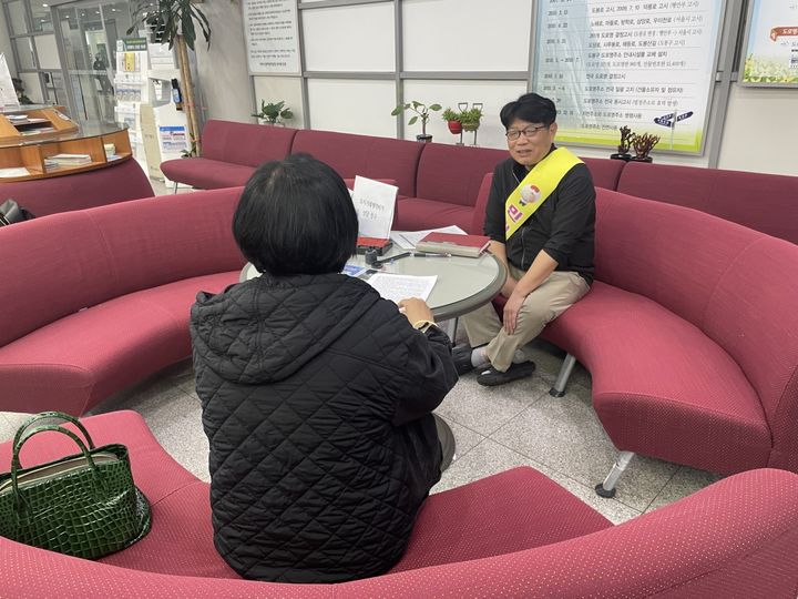 [서울=뉴시스] 도봉구 지적관리팀장이 토지거래허가 문의에 상세히 답변하고 있다. (사진=도봉구 제공) 2026.04.30. *재판매 및 DB 금지