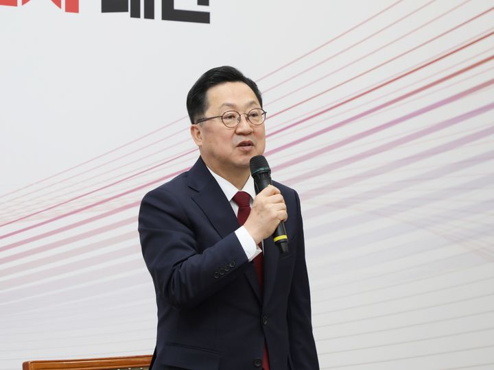 [대전=뉴시스]이장우 대전시장이 30일 대전시청 기자실에서 6.3지방선거 출마 기자회견을 갖고 있다. 2026. 04. 30 photo@newsis.com *재판매 및 DB 금지
