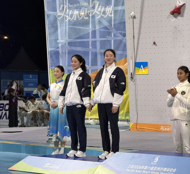 [서울=뉴시스] 스포츠클라이밍 정지민(오른쪽)-성한아름, 2026 제6회 산야 아시아비치경기대회 여자 스피드 릴레이서 은메달 수확. (사진=대한산악연맹 제공) *재판매 및 DB 금지