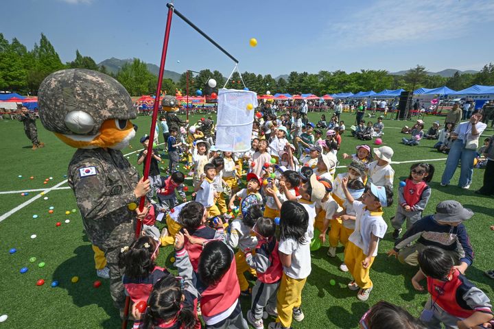 [서울=뉴시스] 어린이들이 4월 30일 계룡대에서 열린 5월愛 아미투게더 페스티벌에서 공 넣기 이벤트를 하고 있다. (사진=육군 제공) 2026.04.30. photo@newsis.com *재판매 및 DB 금지