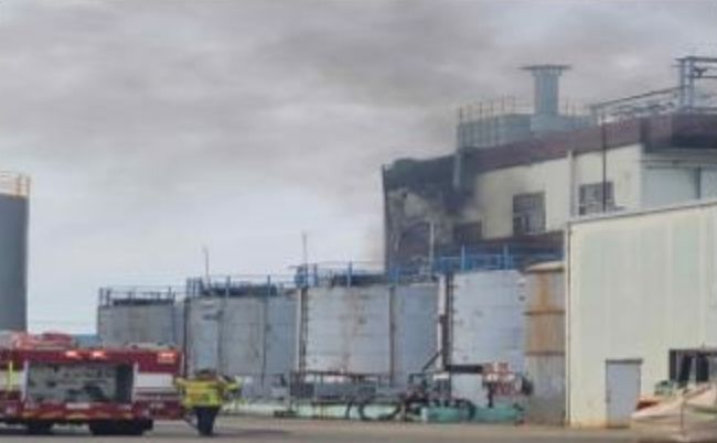 [경산=뉴시스] 30일 경북 경산시 자인면 공장 화재. (사진=독자 제공) 2026.04.30. photo@newsis.com *재판매 및 DB 금지