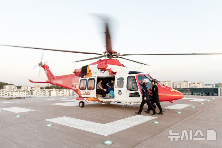 [서울=뉴시스] 이대서울병원 옥상 헬리포트에 착륙한 헬기. (사진= 이대서울병원 제공)