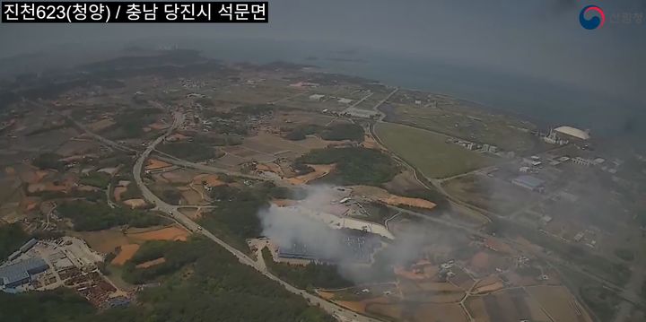 [당진=뉴시스] 30일 오후 1시11분께 충남 당진시 석문면 통정리 일원에서 산불이 나 하얀색 연기가 피어 오르고 있다. (사진=산림청 제공) 2026.04.30. photo@newsis.com *재판매 및 DB 금지