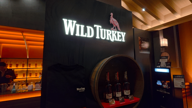 [서울=뉴시스] '켄터키 인 팝업'에서 판매되는 굿즈들. 티셔츠, 페더 캡, 모터사이클 헬멧 등을 구매할 수 있다. 2026.04.30 kimsy@newsis.com *재판매 및 DB 금지