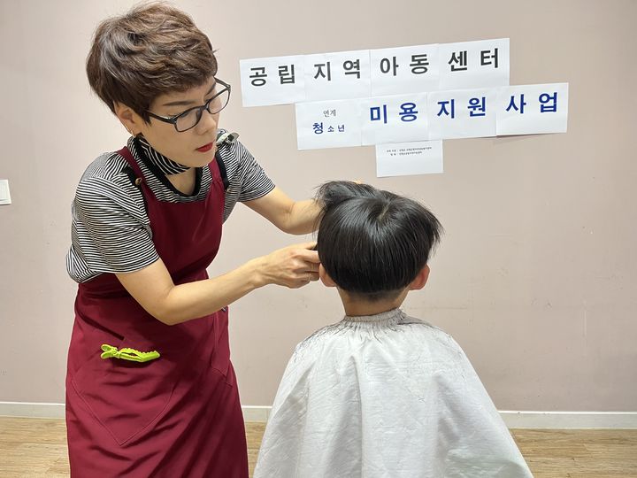 [산청=뉴시스] 산청군1388청소년지원단 미용지원 사업 실시 (사진=산청군 제공) 2026. 04. 30. photo@newsis.com *재판매 및 DB 금지