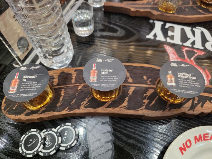 [서울=뉴시스] '켄터키 인 서울'에서는 위스키 시음이 제공된다. 왼쪽부터 '와일드 터키 101', 와일드 터키 101 8년', '와일드 터키 켄터키 스피릿' 2026.04.30 kimsy@newsis.com *재판매 및 DB 금지 *재판매 및 DB 금지