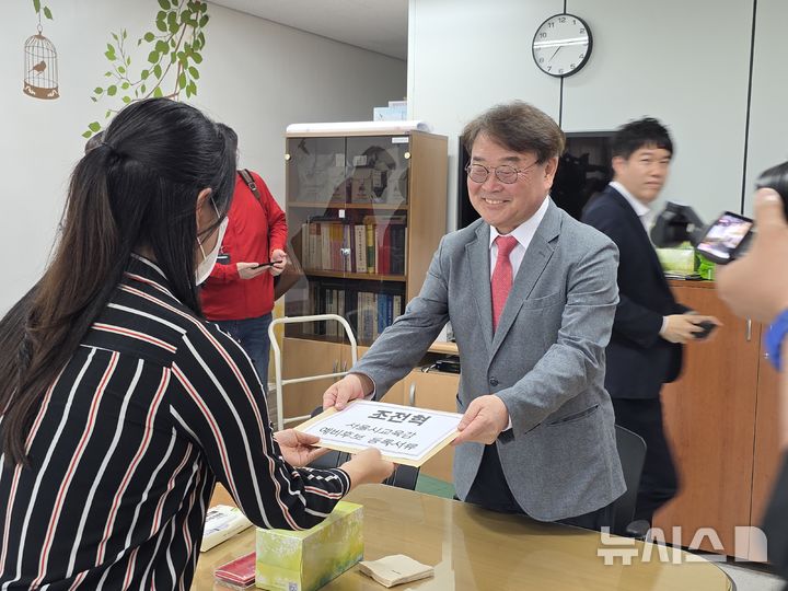 [서울=뉴시스] 정예빈 기자 = 서울시교육감 출마를 선언한 조전혁 전 국회의원은 30일 오후 2시43분께 서울특별시선거관리위원회에 방문해 예비후보로 등록했다. 2026.04.30. 5757@newsis.com