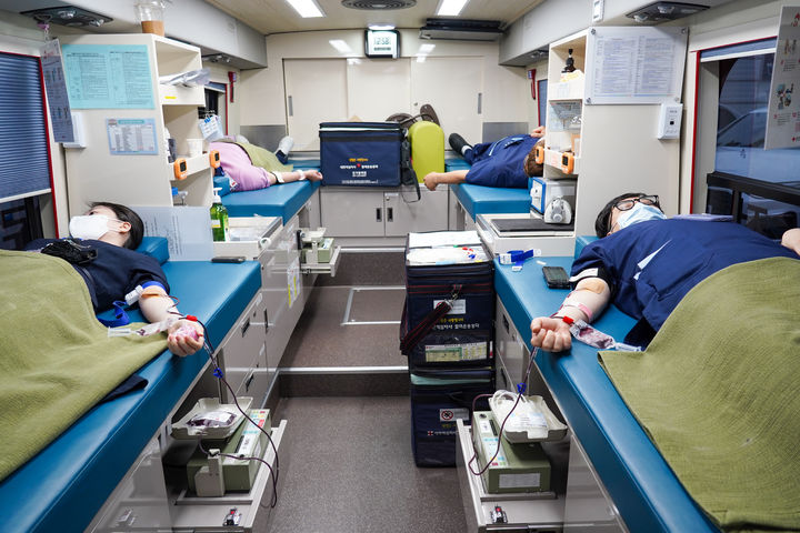 [수원=뉴시스] 임직원들이 헌혈을 하고 있다. (사진=이춘택 병원 제공) 2026.04.30. photo@newsis.com *재판매 및 DB 금지
