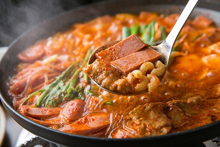 [서울=뉴시스] 가공육이 많이 들어간 부대찌개와 염분이 높은 젓갈이 암을 부르는 한식으로 지목됐다. (사진=유토이미지) *재판매 및 DB 금지