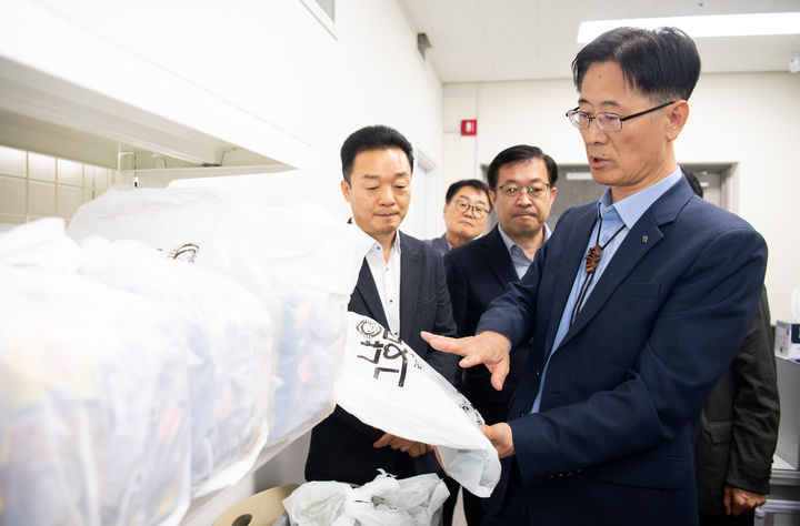 [안동=뉴시스] 황명석 경북도 행정부지사가 30일 상주시 종합사회복지관을 찾아 '그냥드림' 사업 추진 상황을 점검하고 있다. (사진=경북도 제공) 2026.04.30. photo@newsis.com *재판매 및 DB 금지