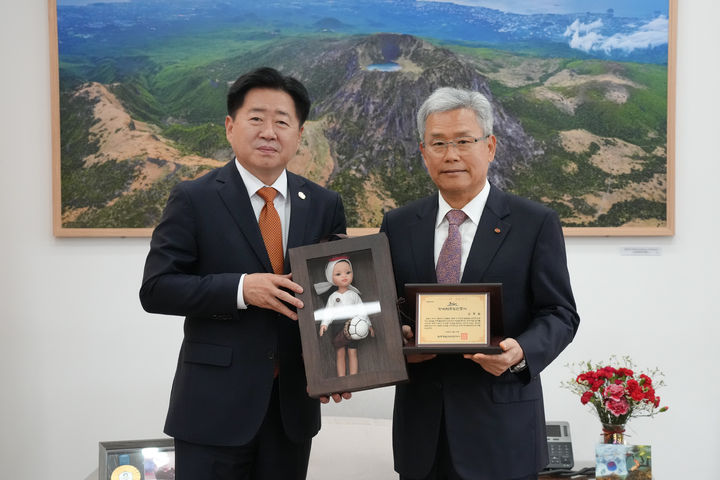 [제주=뉴시스] 오영훈(왼쪽) 제주지사와 김동철 한국전력공사 사장이 지난 29일 오후 제주도청 집무실에서 명예도민증 수여 후 기념 촬영을 하고 있다. (사진=제주도 제공) 2026.04.30. photo@newsis.com *재판매 및 DB 금지