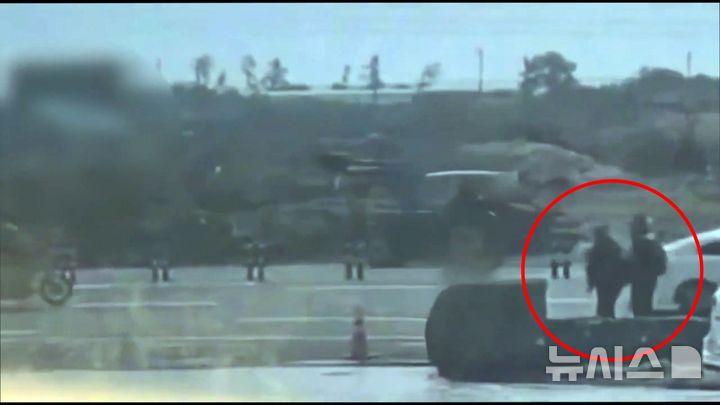 [제주=뉴시스] 제주경찰청이 30일 공개한 중국인 밀입국 피의자 2명이 지난 28일 제주시 한경면 해안가에 밀입국한 뒤 한림읍 한 도로를 걷는 모습. (사진=제주경찰청 제공) 2026.04.30. photo@newsis.com