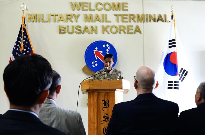 [대구=뉴시스] 30일 부산 군사우편터미널 개소식에서 미육군 태평양사령부 인사참모인 킴벌리 프링글 대령이 개소식에서 축사하고 있다. (사진=주한미군 제19지원사령부 제공) 2026.04.30. photo@newsis.com *재판매 및 DB 금지