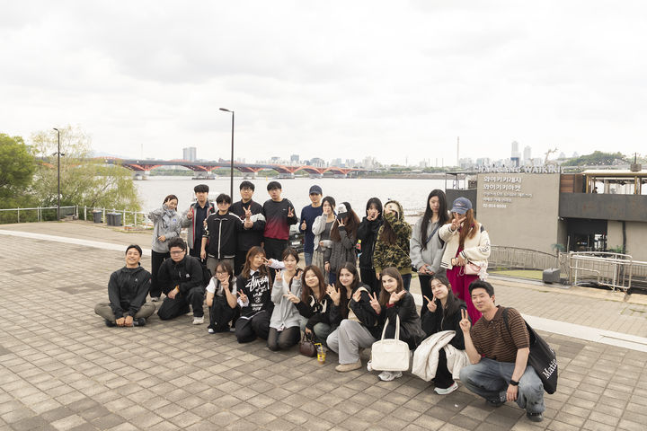 [서울=뉴시스] 상명대 '한강 K-컬처 프로그램'에 참여한 외국인 유학생들이 기념 사진을 촬영하고 있다. (사진=상명대 제공) 2026.04.30. photo@newsis.com *재판매 및 DB 금지