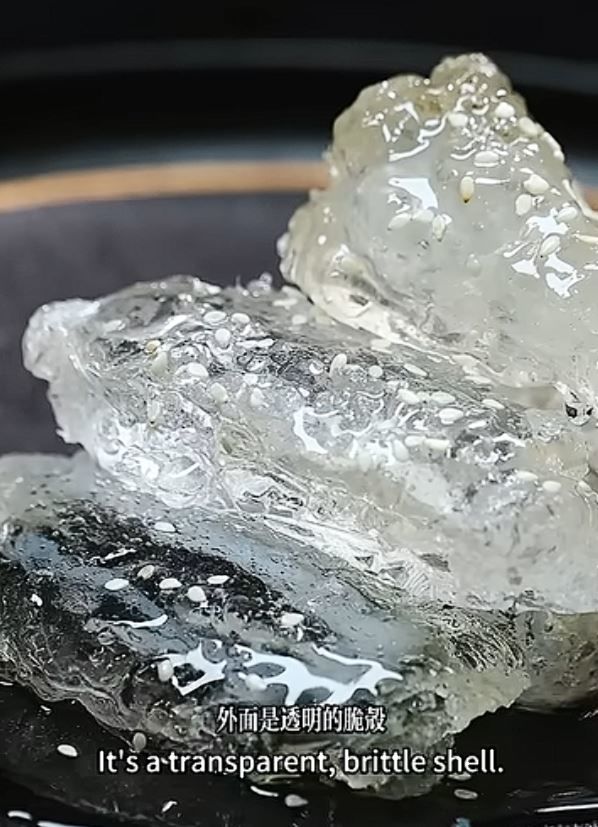 [서울=뉴시스] 지난 29일(현지시간) 영국 데일리메일은 중국 출신 음식 유튜버 차이난이 '투명 프라이드 치킨'을 만들었다고 보도했다. 이 치킨은 뼈, 고기, 껍질까지 모두 갖추고 있다. (사진='菜男' 유튜브 채널 캡처)