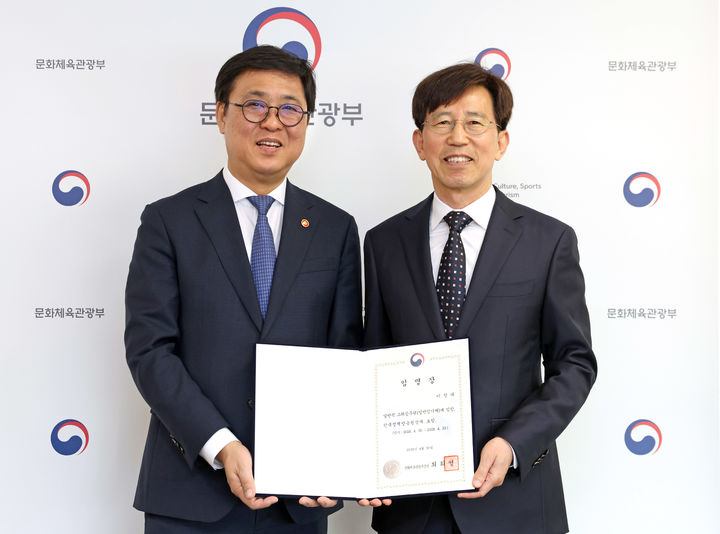 [서울=뉴시스] 최휘영 장관이 이창태 신임 한국정책방송원장에게 임명장을 수여하고 있다. (사진=문화체육관광부 제공) 2026.04.30. photo@newsis.com *재판매 및 DB 금지