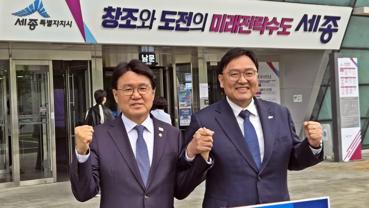 [세종=뉴시스] 송승화 기자 = 30일 보람동 세종시청 앞에서 (왼쪽)조국혁신당 황운하 의원과 더불어민주당 조상호 세종시장 예비후보가 손을 잡고 활짝 웃고 있다. ssong1007@newsis.com *재판매 및 DB 금지