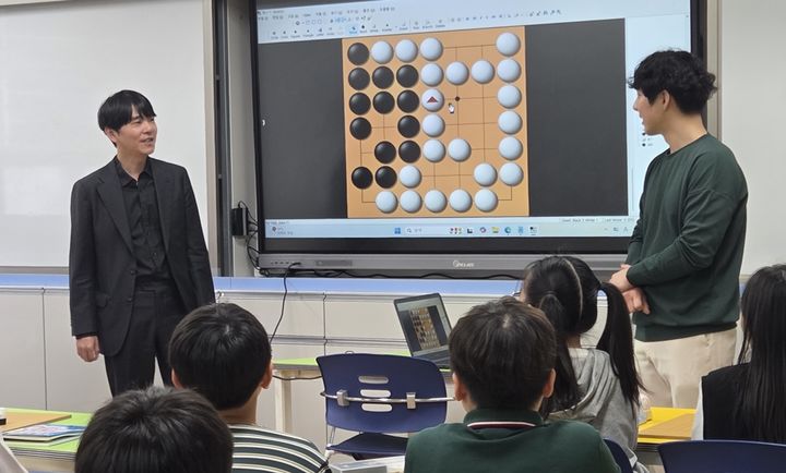 [울산=뉴시스] 이세돌 9단이 30일 울산 청솔초에서 학생들을 상대로 바둑 수업을 진행하고 있다. (사진=울산시교육청 제공) 2026.04.30. photo@newsis.com *재판매 및 DB 금지