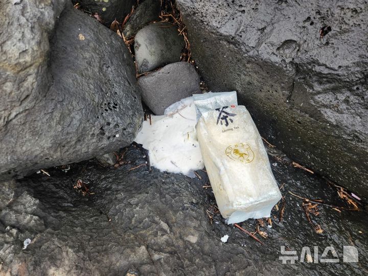 [제주=뉴시스] 30일 오전 제주 서귀포시 가파도에서 발견된 차 포장지 위장 마약류 케타민. (사진=제주지방해양경찰청 제공) 2026.04.30. photo@newsis.com