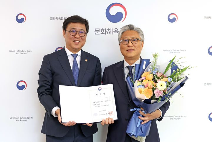 [서울=뉴시스] 최휘영 장관이 김경배 한국공예·디자인문화진흥원 신임 원장에게 임명장을 수여하고 있다. (사진=문화체육관광부 제공) 2026.04.30. photo@newsis.com *재판매 및 DB 금지
