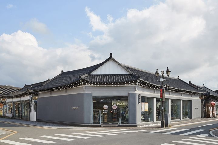 [서울=뉴시스] 경주 황리단길에 위치한 한옥 디자인의 '올리브영 경주황남점' 외부 전경(사진=올리브영 제공) *재판매 및 DB 금지 *재판매 및 DB 금지
