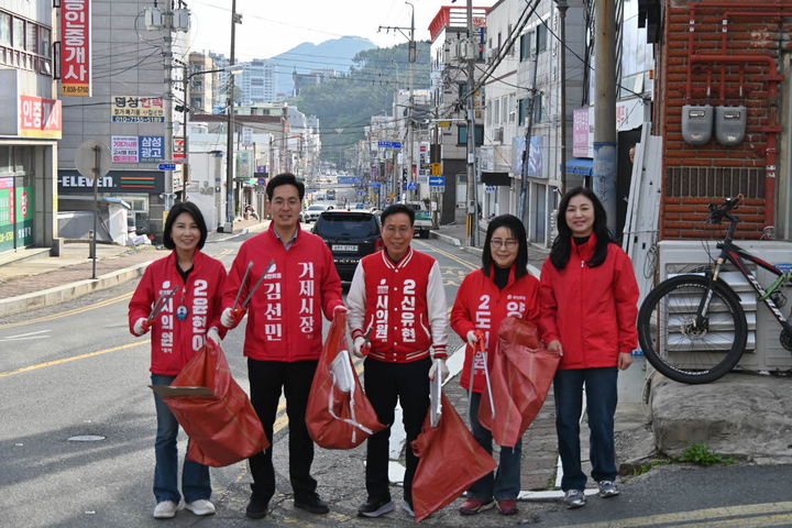 [거제=뉴시스] 신정철 기자= 6·3전국동시지방선거 경남 거제시 지역에 출마한 국민의힘 소속 후보들이 생활 정치로 변화 메시지를 확산시키고 있다. 사진은 국민의힘 김선민 거제시장 후보를 비롯해 경남도의원, 거제시의원 출마자들이 30일, 고현·옥포 등 주요 도심에서 청소를 한 후 쓰레기를 수거한 모습.(사진=김선민후보선대본 제공).2026.04.30. photo@newsis.com *재판매 및 DB 금지