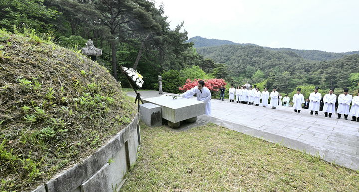 [남원=뉴시스] 30일 오전 남원시 주천면 춘향묘역에서 '제96회 춘향제'의 성공 개최와 무사 안녕을 기원하는 참배행사가 열렸다. 최경식 시장이 춘향묘에 헌화하고 있다. *재판매 및 DB 금지