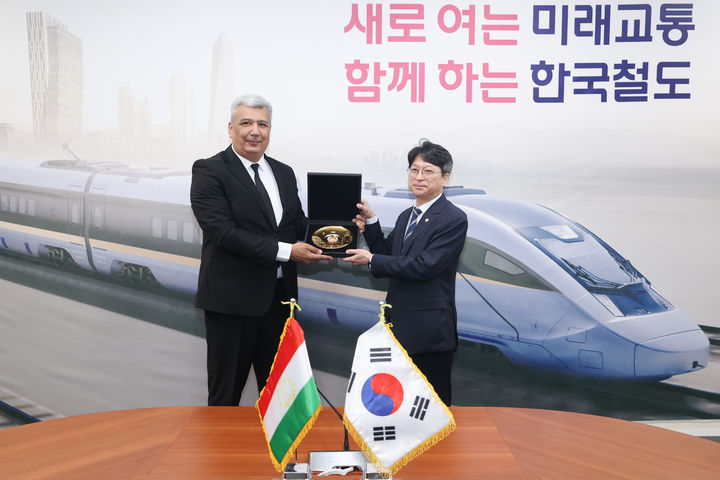 [서울=뉴시스] 홍지선 국토부 제2차관, 타지키스탄 교통부 차관 면담. (출처=국토교통부) 2026.04.30. photo@newsis.com *재판매 및 DB 금지