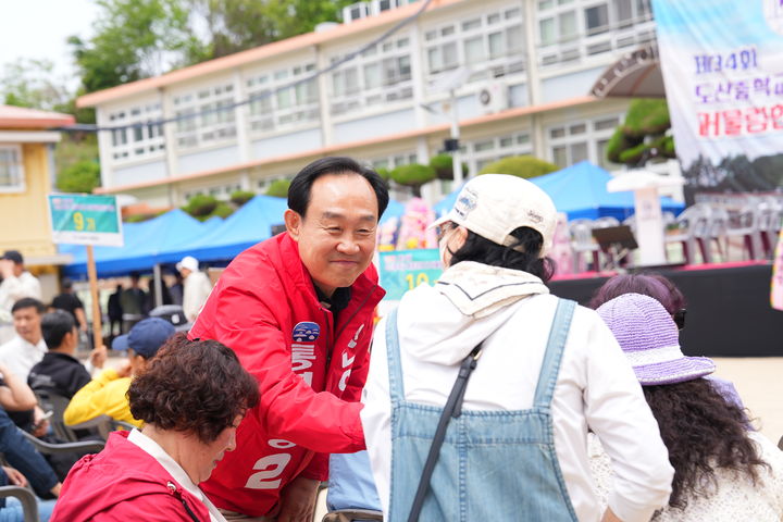 [통영=뉴시스] 신정철 기자= 경남 통영시장 선거에 출마를 선언한 천영기 국민의힘 예비후보가 30일 통영시 북신동 선거캠프에서 진행한 '뉴시스'와의 인터뷰에서 "거대한 '경제풍(風)'을 일으켜, 재선 승리로 저의 진심과 실력을 다시 한번 증명하겠다"고 말했다. 사진은 천영기 후보의 도산중학교에서의 인사 모습.(사진=천영기후보선대본 제공).2026.04.30. photo@newsis.com *재판매 및 DB 금지
