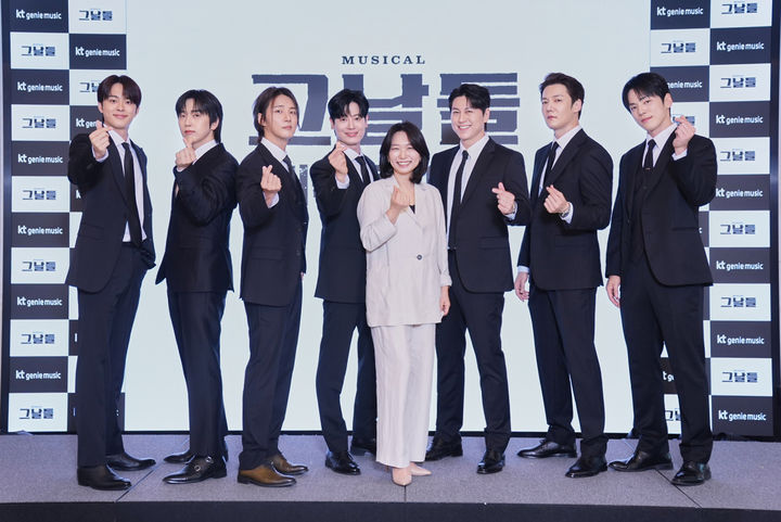 [서울=뉴시스] 30일 서울 강남구 엘리에나 호텔에서 열린 뮤지컬 '그날들' 기자간담회에 주요 배우와 연출이 참석했다. (왼쪽부터) 유선호, 산들, 윤시윤, 박규원, 류수영, 최진혁, 김정현, 장유정. (사진=KT지니뮤직 제공) 2026.04.30. photo@newsis.com *재판매 및 DB 금지