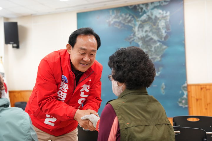 [통영=뉴시스] 신정철 기자= 경남 통영시장 선거에 출마를 선언한 천영기 국민의힘 예비후보가 30일 통영시 북신동 선거캠프에서 진행한 '뉴시스'와의 인터뷰에서 "거대한 '경제풍(風)'을 일으켜, 재선 승리로 저의 진심과 실력을 다시 한번 증명하겠다"고 말했다. 사진은 시민과의 인사 모습.(사진=천영기후보선대본 제공).2026.04.30. sin@newsis.com *재판매 및 DB 금지