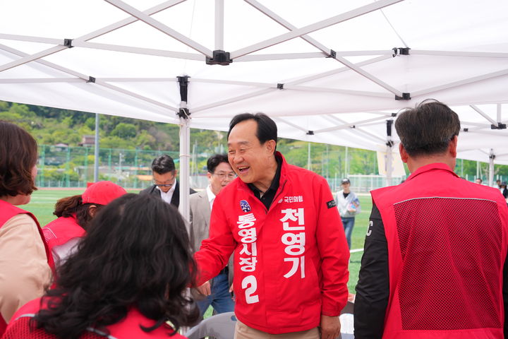 [통영=뉴시스] 신정철 기자= 경남 통영시장 선거에 출마를 선언한 천영기 국민의힘 예비후보가 30일 통영시 북신동 선거캠프에서 진행한 '뉴시스'와의 인터뷰에서 "거대한 '경제풍(風)'을 일으켜, 재선 승리로 저의 진심과 실력을 다시 한번 증명하겠다"고 말했다. 사진은 천영기 후보의 통영피크골장에서의 인사 모습.(사진=천영기후보선대본 제공).2026.04.30. photo@newsis.co *재판매 및 DB 금지