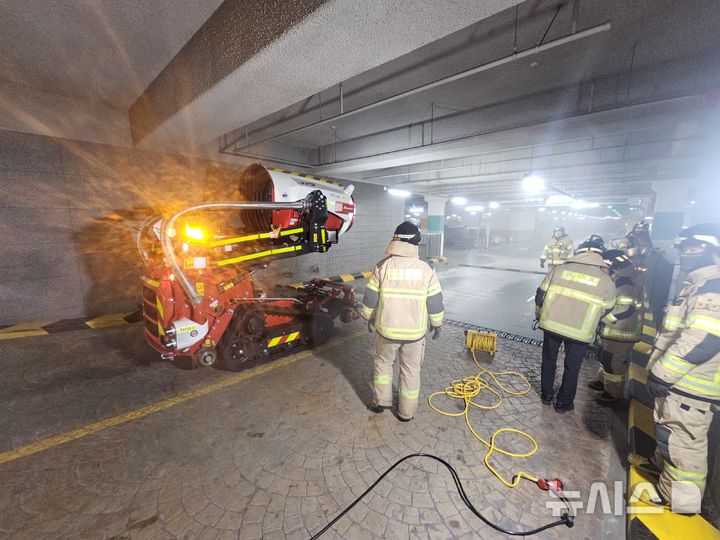 [인천=뉴시스] 화재 현장에 투입된 인천형 소방로봇 모습. (사진=인천 서부소방서 제공) 2026.04.30. photo@newsis.com