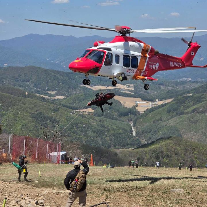 [평창=뉴시스] 30일 오전 강원 평창군 대관령면 용산리에서 바이크대회 중에 A(26,여)씨가 바이크에서 떨어져 부상을 입은 가운데 닥터헬기로 병운으로 이송되고 있다.(사진=강원도소방본부 제공)photo@newsis.com *재판매 및 DB 금지