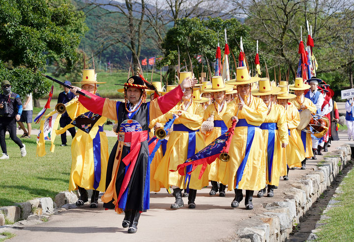 [서산=뉴시스] 지난해 10월 11일 충남 서산해미읍성 일원에서 예술단이 충청병마절도사 부임 행렬을 재현하고 있다. (사진=서산시 제공) 2026.04.30. photo@newsis.com *재판매 및 DB 금지
