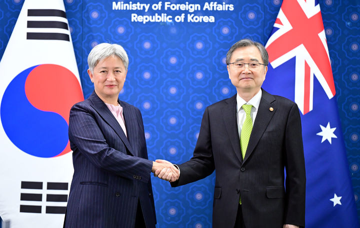 [서울=뉴시스] 김선웅 기자 = 조현 외교부 장관이 30일 서울 종로구 정부서울청사 외교부에서 페니 웡 호주 외교장관과 한-호주 외교장관회담을 하기 위해 만나 기념사진을 촬영하고 있다. (사진=외교부 제공) 2026.04.30. photo@newsis.com *재판매 및 DB 금지